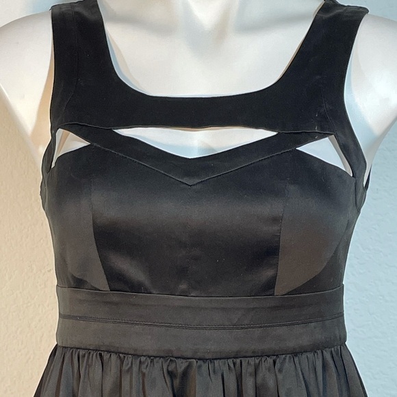 Black satin like dress with cutout size small from envy couture - Picture 2 of 10